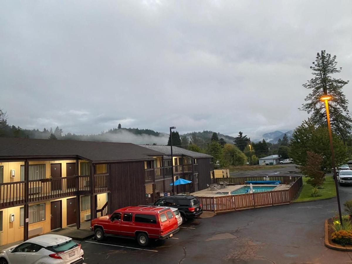 Oakridge Inn & Suites Bagian luar foto