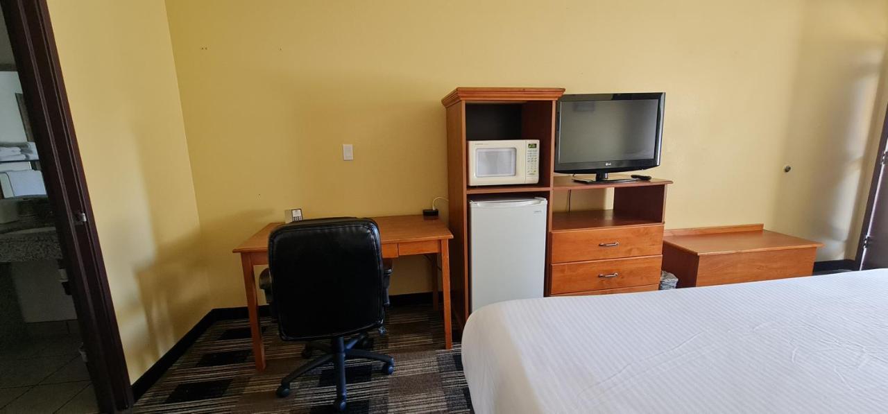 Oakridge Inn & Suites Bagian luar foto