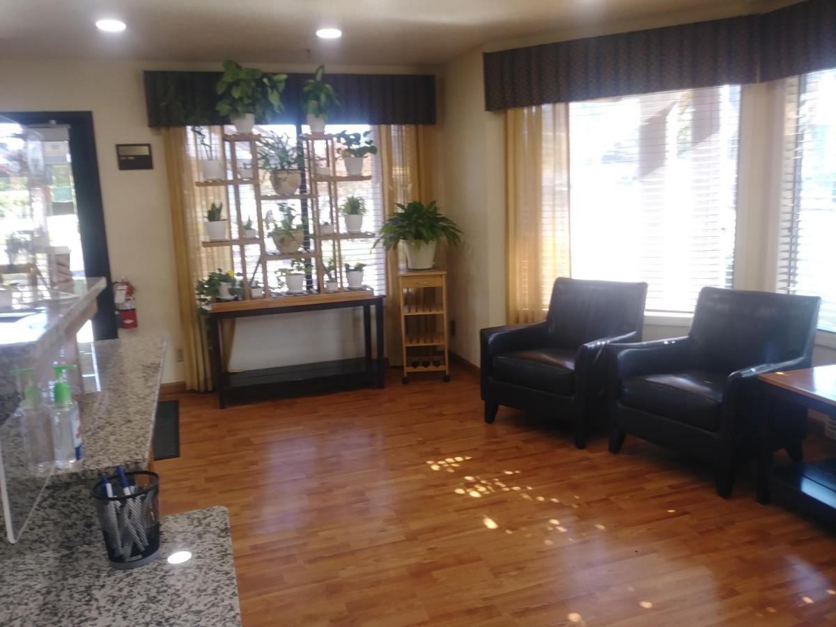 Oakridge Inn & Suites Bagian luar foto