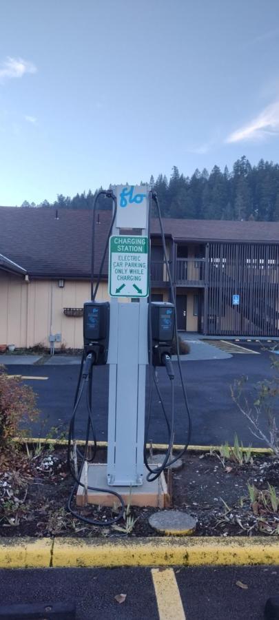 Oakridge Inn & Suites Bagian luar foto