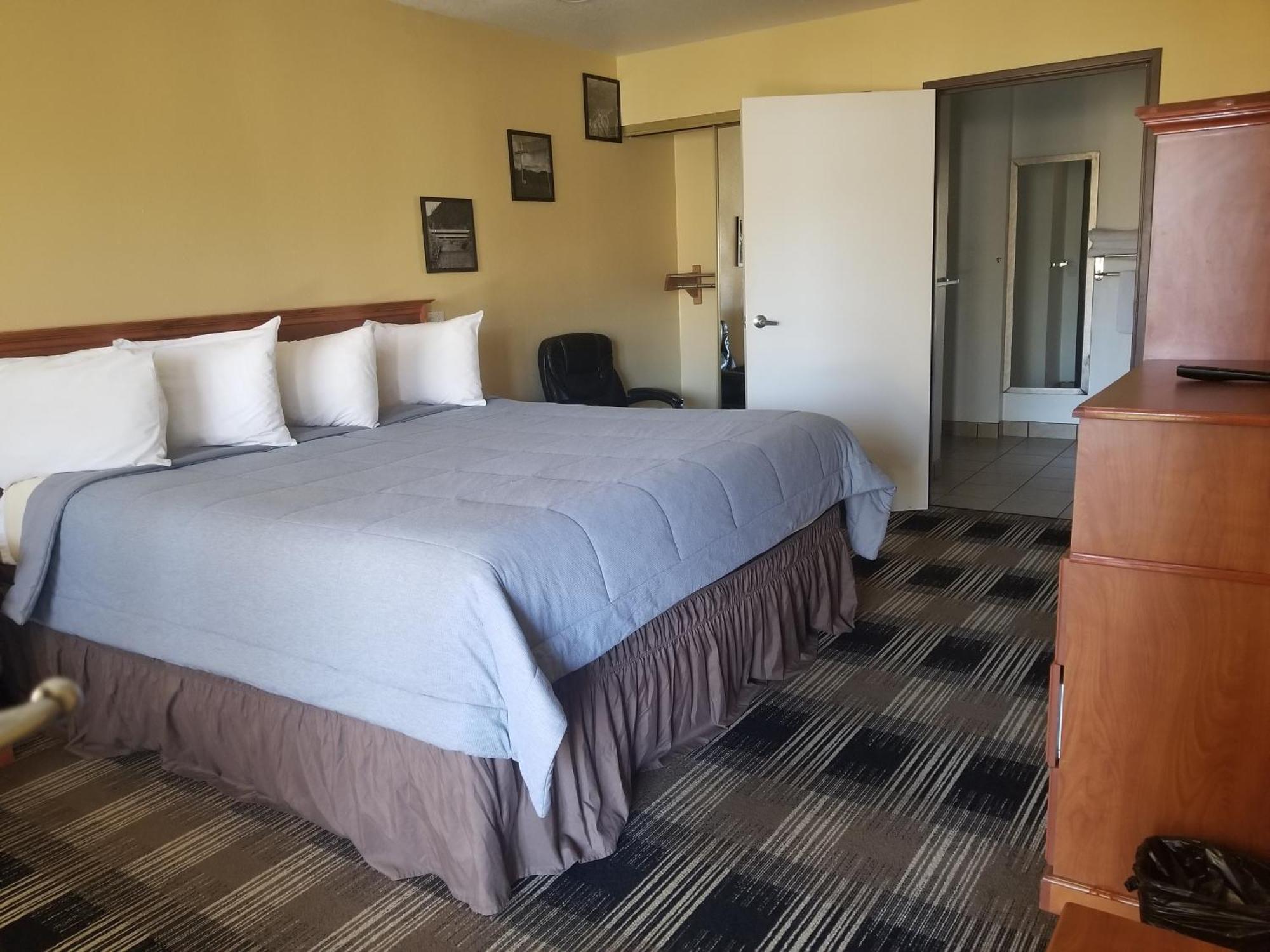 Oakridge Inn & Suites Bagian luar foto
