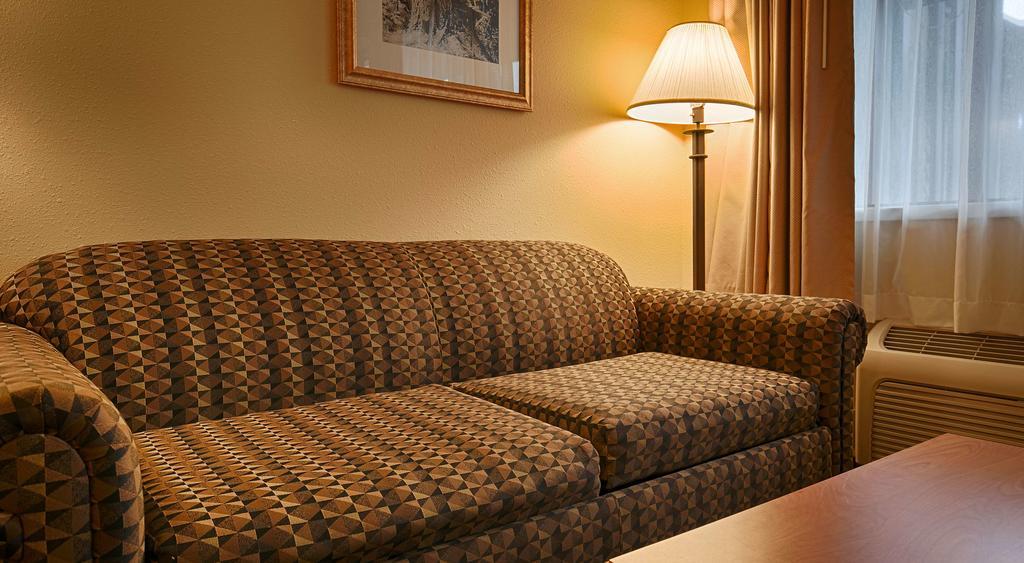 Oakridge Inn & Suites Bagian luar foto