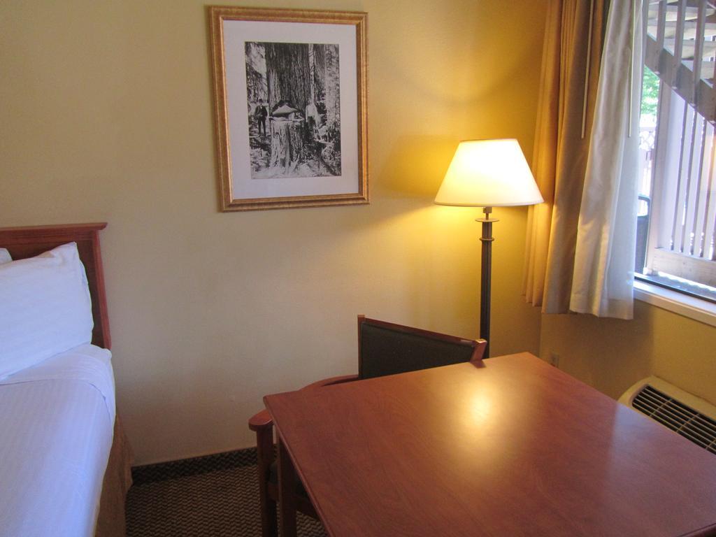 Oakridge Inn & Suites Bagian luar foto