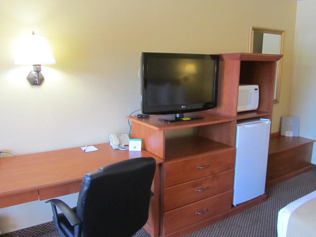 Oakridge Inn & Suites Bagian luar foto