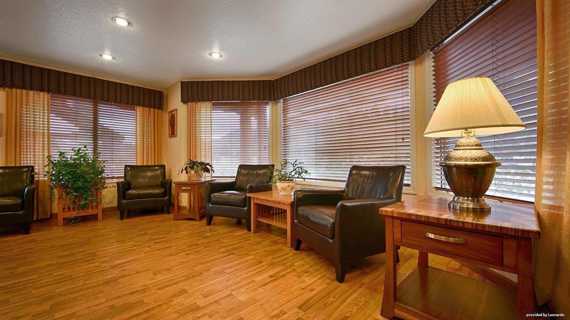 Oakridge Inn & Suites Bagian luar foto