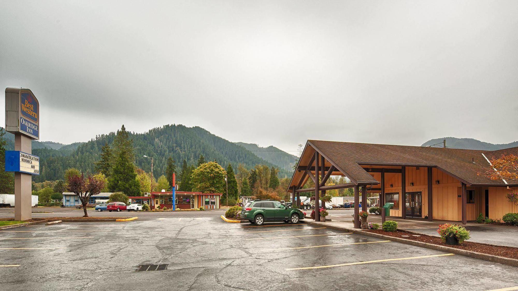 Oakridge Inn & Suites Bagian luar foto