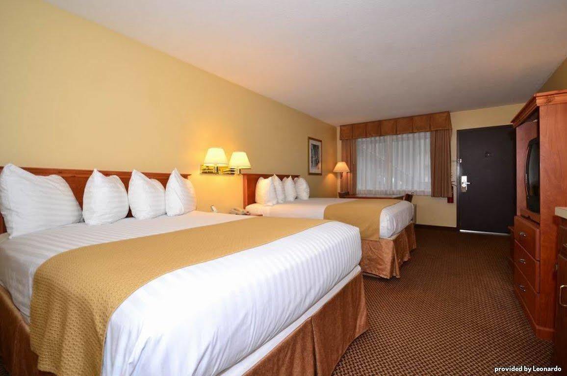 Oakridge Inn & Suites Bagian luar foto