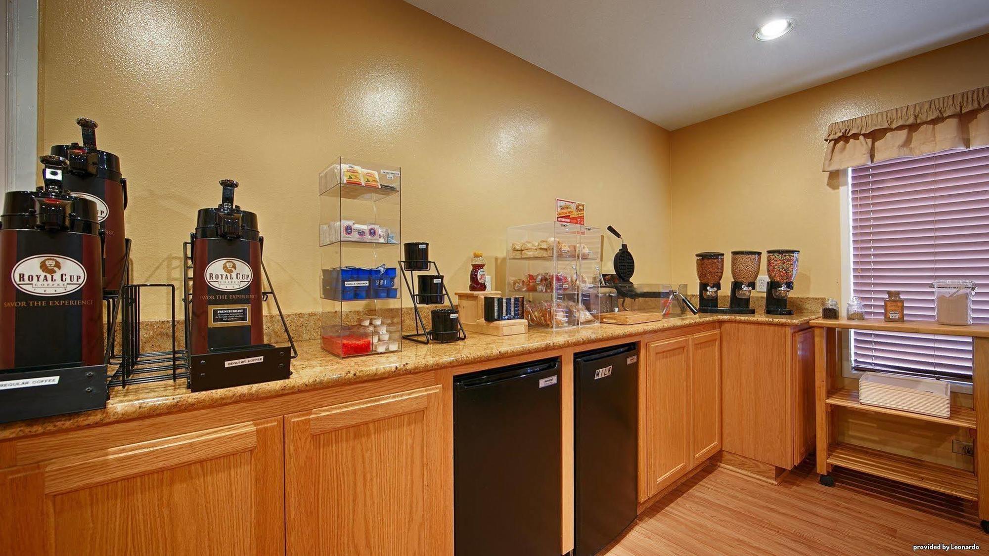 Oakridge Inn & Suites Bagian luar foto