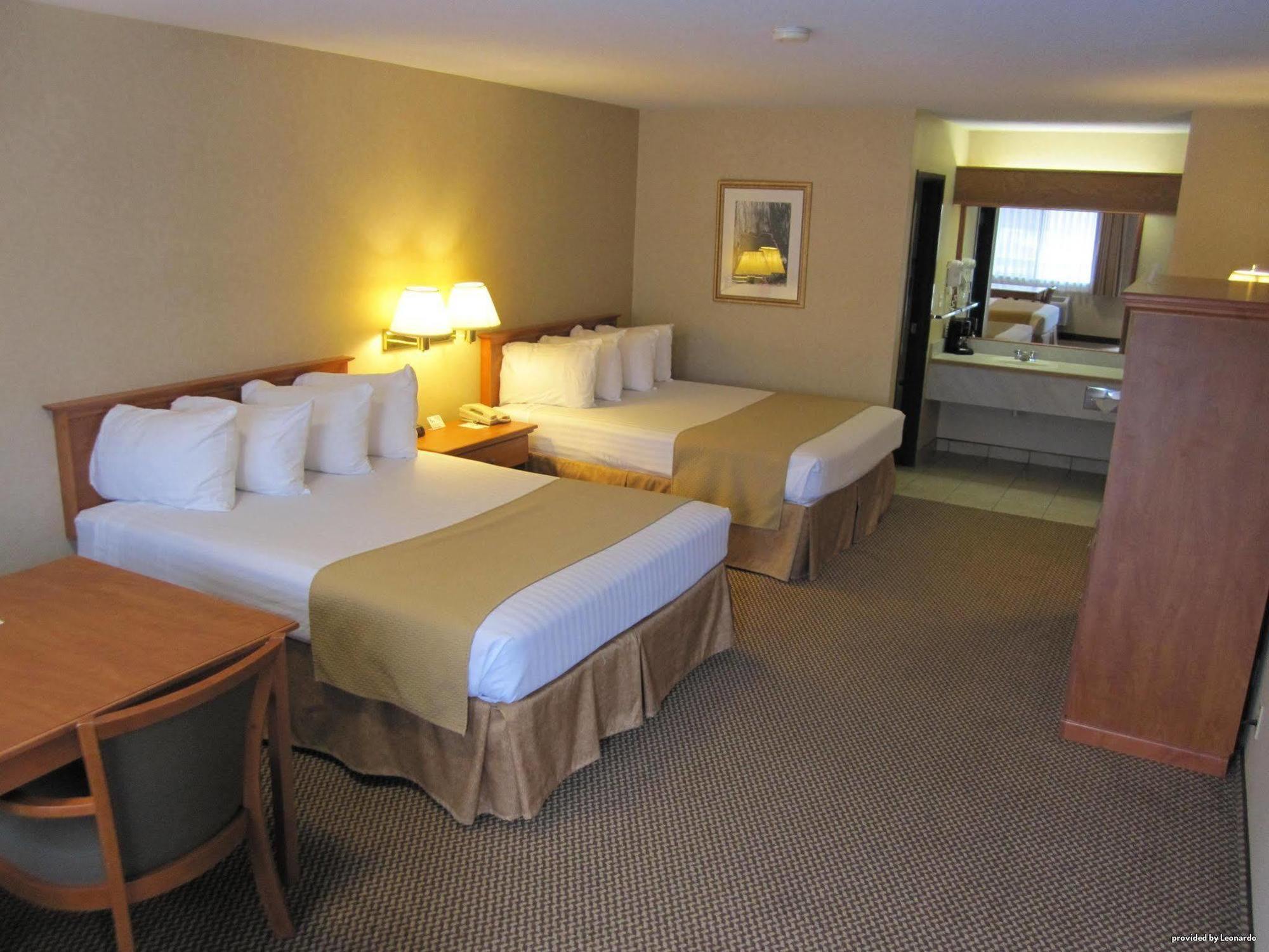 Oakridge Inn & Suites Bagian luar foto
