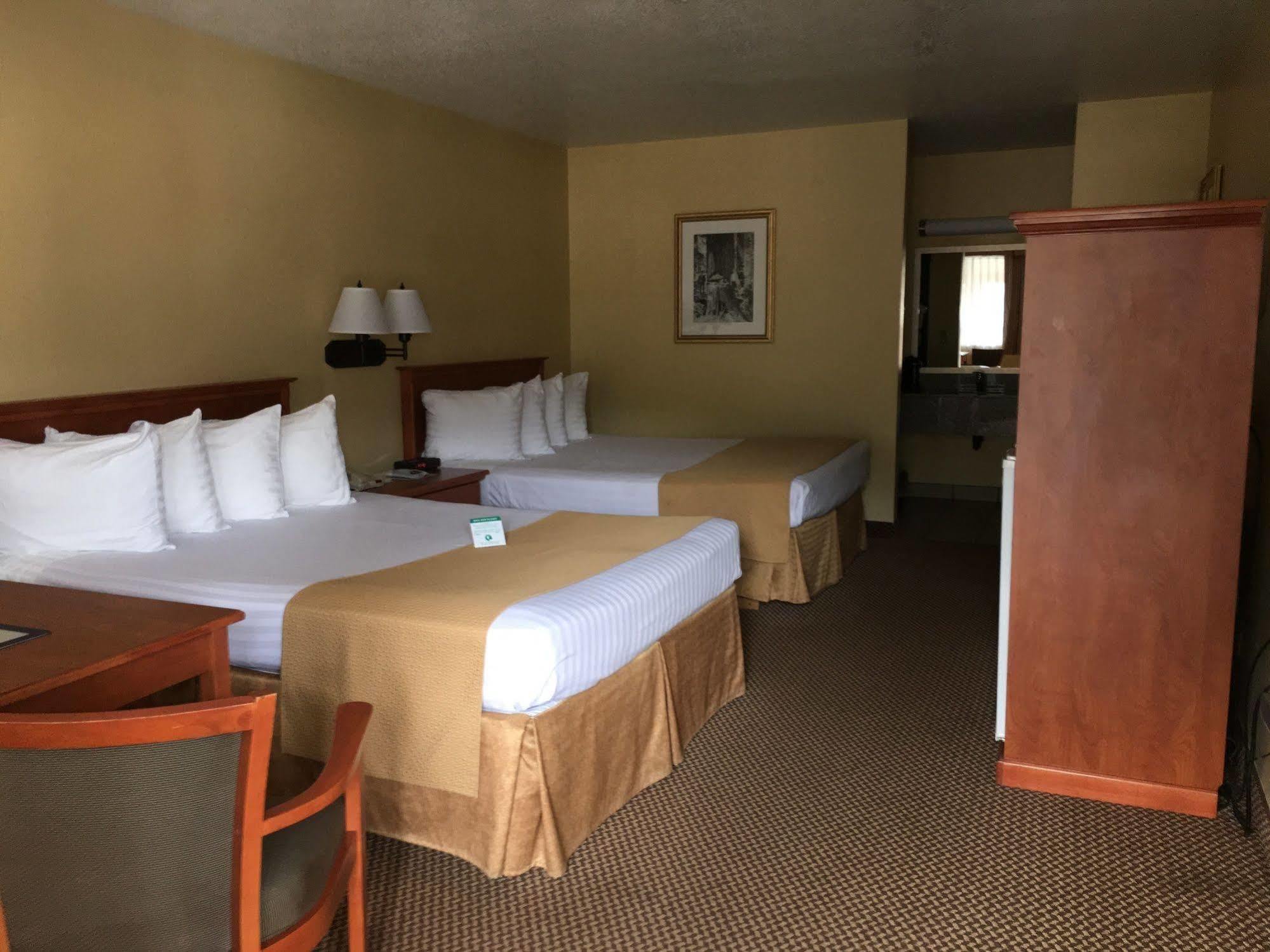 Oakridge Inn & Suites Bagian luar foto