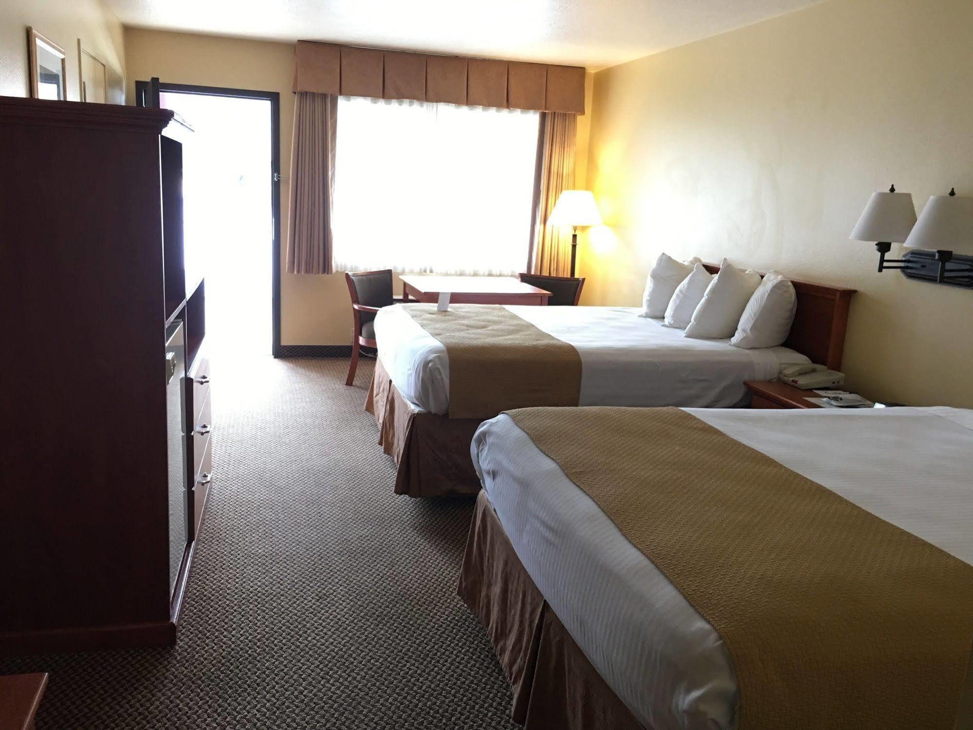 Oakridge Inn & Suites Bagian luar foto