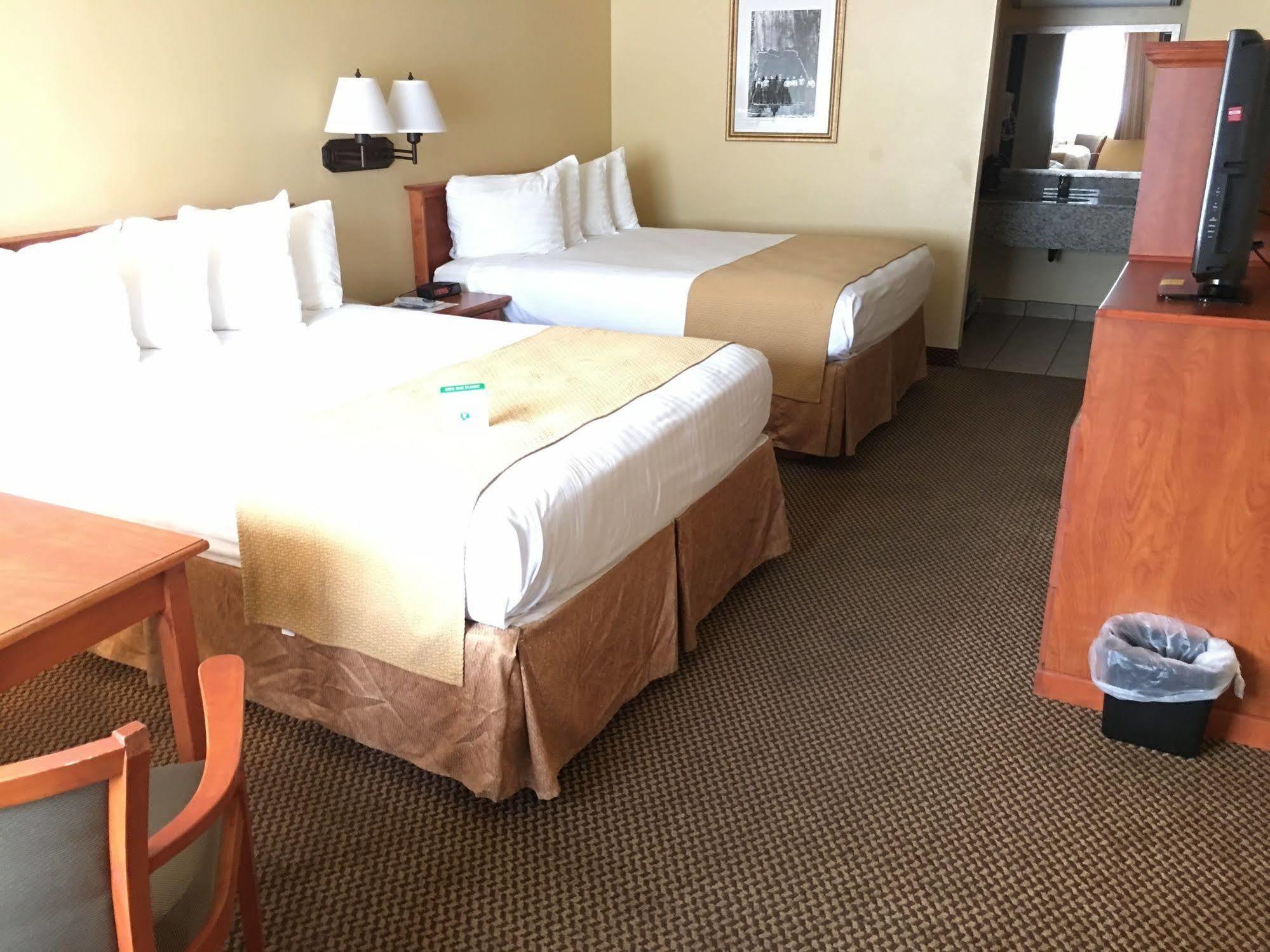 Oakridge Inn & Suites Bagian luar foto