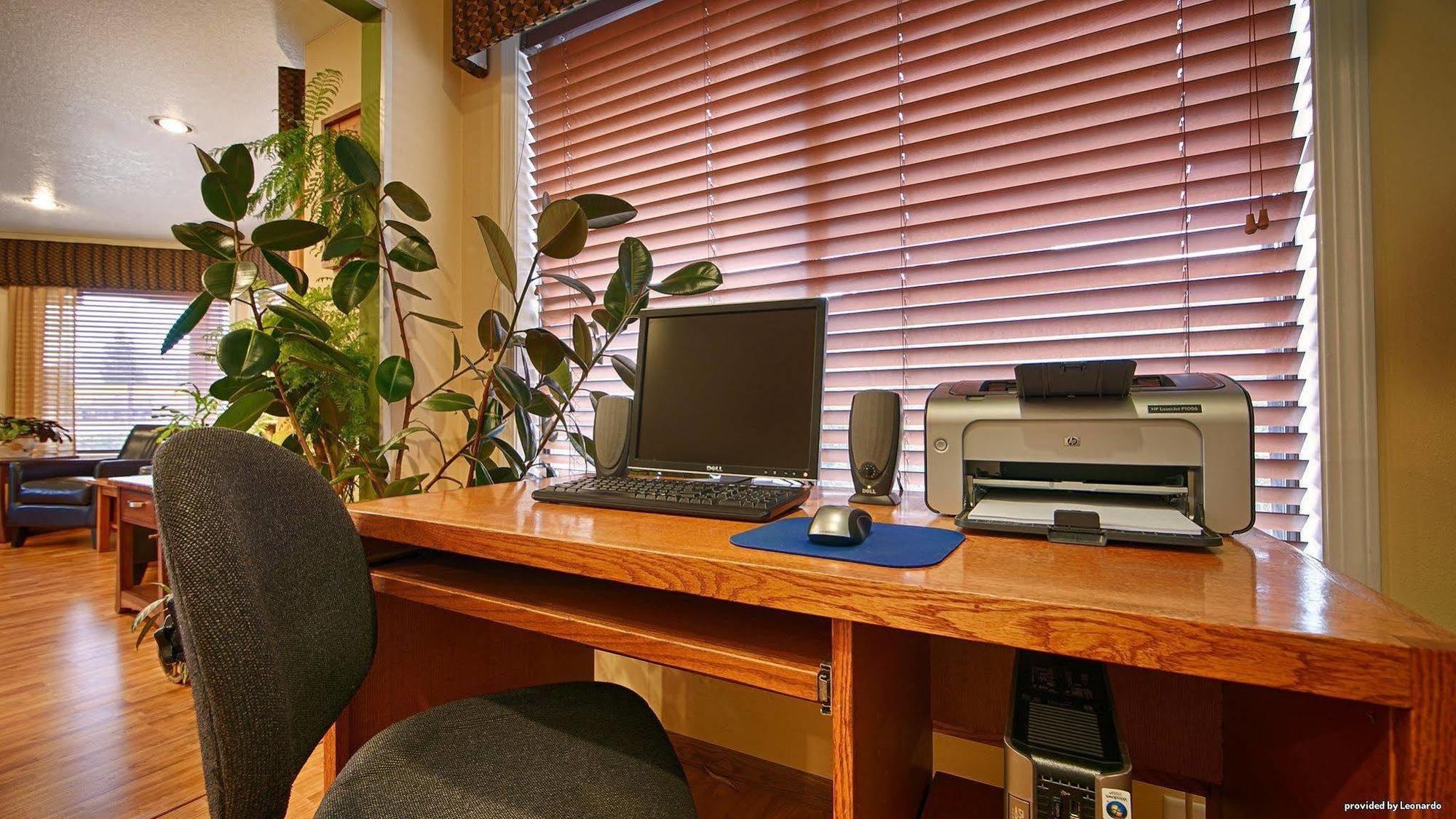 Oakridge Inn & Suites Bagian luar foto