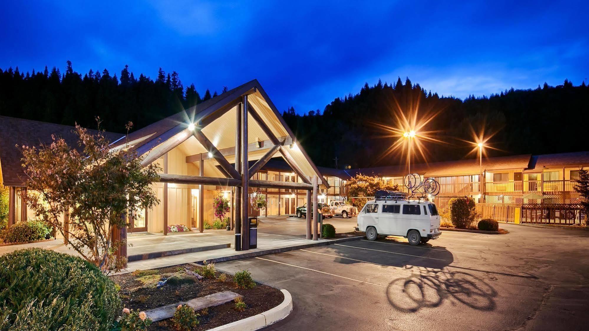 Oakridge Inn & Suites Bagian luar foto