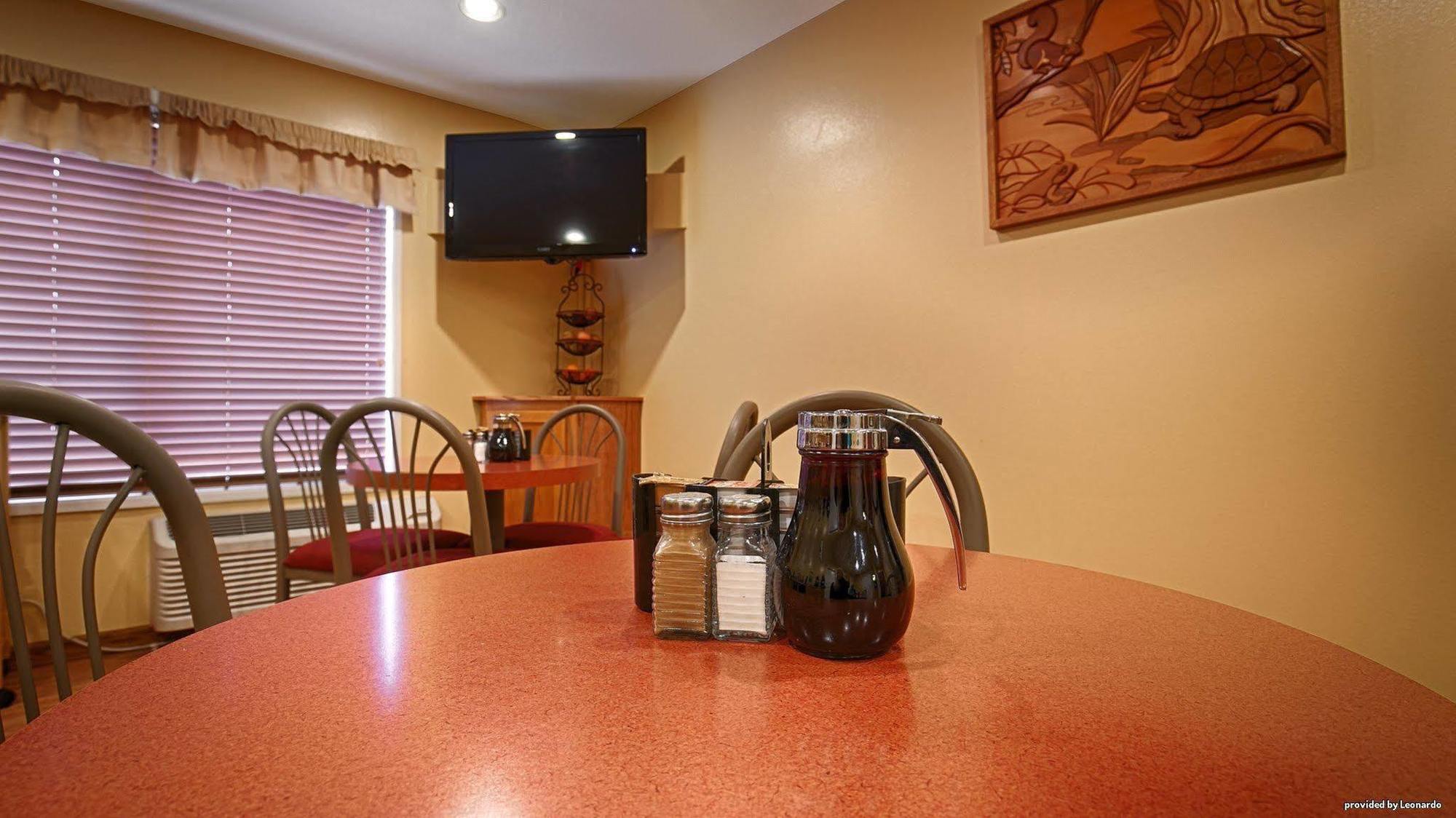 Oakridge Inn & Suites Bagian luar foto
